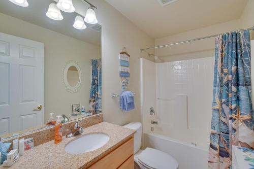 uma casa de banho com um lavatório, um WC e um chuveiro em Westport Vacation Rental Walk to Beach! em Westport