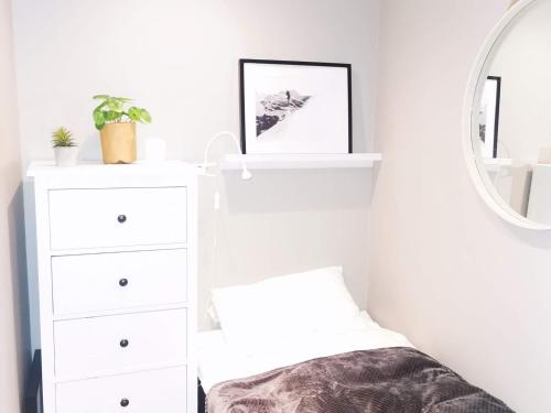 een slaapkamer met een witte dressoir en een spiegel bij Apartment GEILO in Geilo