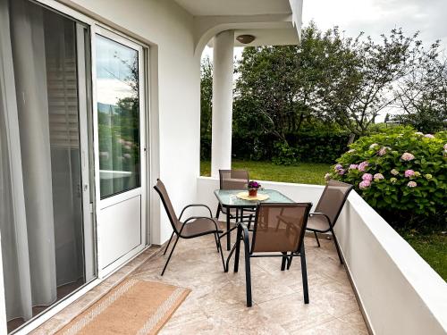 a patio with a table and chairs on a balcony at Casa Nita in Ulcinj
