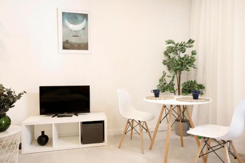 Televízia a/alebo spoločenská miestnosť v ubytovaní Cozy Studio perfect for couples, Cracow Old Town