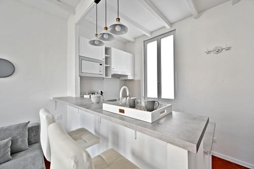 a kitchen with a counter with a sink in it at Au Roi RENE - AC CLIM - WIFI in Avignon