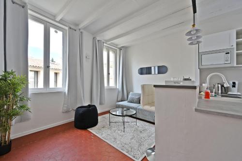 un salon avec un canapé et une table dans l'établissement Au Roi RENE - AC CLIM - WIFI, à Avignon