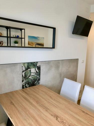 Μια τηλεόραση ή/και κέντρο ψυχαγωγίας στο PINETA RESIDENCE