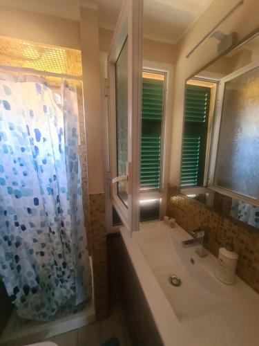 uma casa de banho com uma banheira, um chuveiro e um lavatório. em Splendida mansarda fronte spiaggia la Boheme by PortofinoVacanze em Santa Margherita Ligure