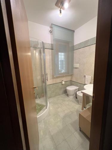 y baño con ducha, aseo y lavamanos. en CASA VIA GRAMSCI, en Montelupo Fiorentino