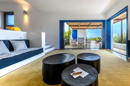 Postel nebo postele na pokoji v ubytování Hidesign Athens Villa In Sounio