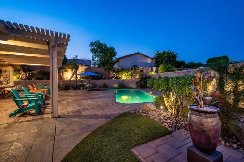 Taman di luar Coachella Chill: Luxury 4BR/4King Paradise Retreat