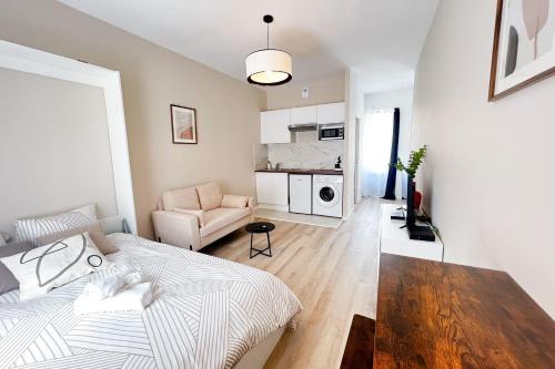 1 dormitorio con 1 cama y sala de estar en Ô Casanova, en Montereau-Fault-Yonne