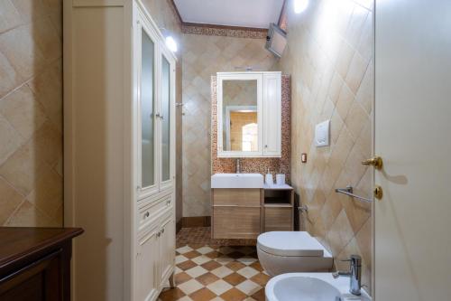 ein Badezimmer mit einem WC, einem Waschbecken und einem Spiegel in der Unterkunft Casa Maredoro by BarbarHouse in Nardò
