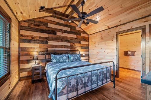 Katil atau katil-katil dalam bilik di Overlook Swim Lodge - Indoor Heated Pool, 3 Decks, Hot Tub, Theatre, Game Room - Minutes to PF & Dollywood