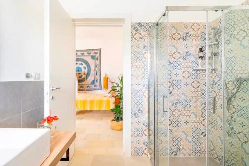 a bathroom with a shower with a glass door at Casa aoom - Casa Vacanze con Sala Yoga e Pilates in San Pietro in Bevagna