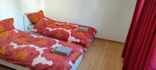 a bedroom with a bed with red and white flowers at Peter in Michelstadt