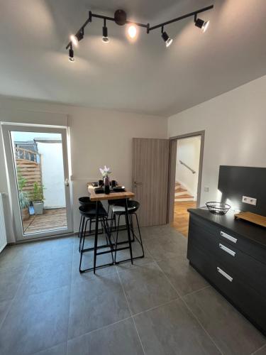 a kitchen with a table and chairs in a room at Ferienwohnung Via Callidus in Xanten