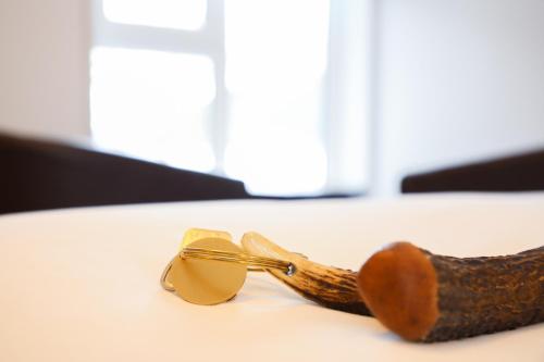 une paire de ciseaux assise sur une table à côté d'un tuyau dans l'établissement Kintail Lodge Hotel, à Kyle of Lochalsh