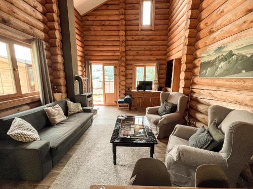 a living room with a couch and chairs in a log cabin at Lengalm Hütten I & II mit Sauna in Lengdorf