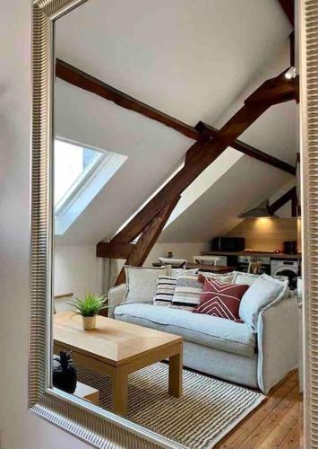 - un miroir dans une chambre avec un canapé et un lit dans l'établissement Le Bali Appart' T1 au centre du Mans, au Mans