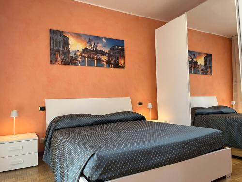 een slaapkamer met 2 bedden en oranje muren bij appartamento a 1/2 ora da Venezia in Camponogara