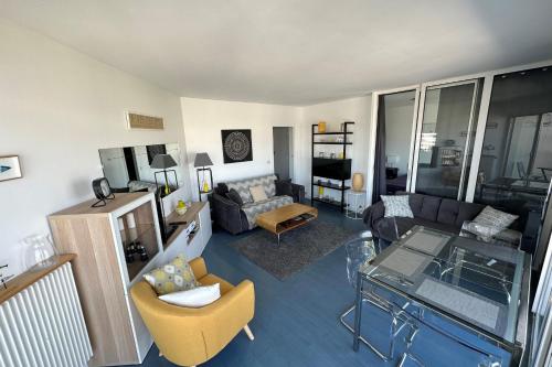 un salon avec un canapé et une table dans l'établissement Spacious 68m apartment bright and charming, au Pouliguen