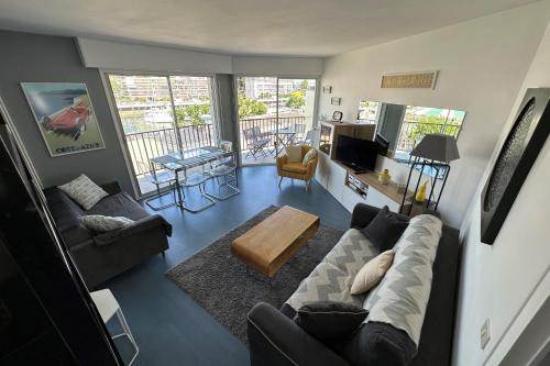 un salon avec un canapé et une télévision dans l'établissement Spacious 68m apartment bright and charming, au Pouliguen