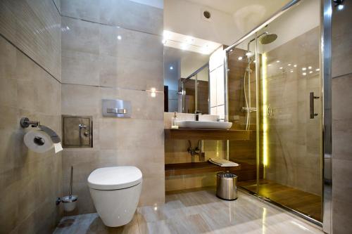 ワルシャワにあるNiepodleglosci Serviced Apartmentsのバスルーム(トイレ、洗面台、シャワー付)