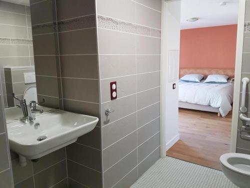 La salle de bains est pourvue d'un lavabo et de toilettes. dans l'établissement Le studio de saint-maixent le petit, à Haims