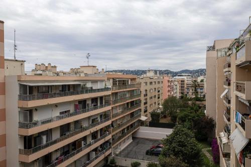 - une vue sur une ville avec de grands bâtiments dans l'établissement Renovated flat 250m from the beach - Town centre, à Antibes