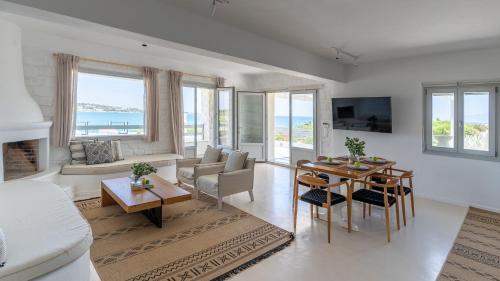 sala de estar con vistas al océano en Ambassador Luxury Villas, en Santa Maria