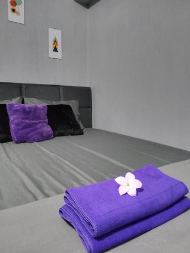 Postel nebo postele na pokoji v ubytování RINA Guest House Pacitan