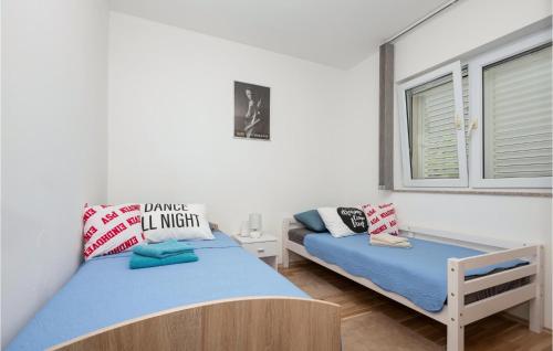 1 dormitorio con 2 camas y ventana en Beautiful Home In Ricice With Lake View, en Kolovrati