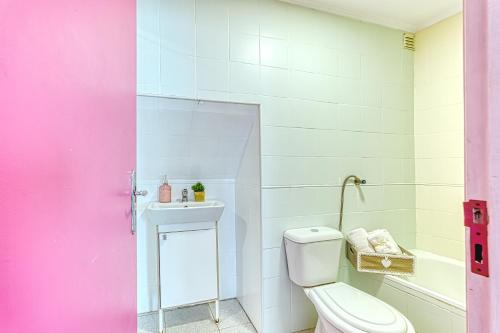 ein Badezimmer mit Toilette und Waschbecken in der Unterkunft InLoveApartments - Alfama Balcony in Lissabon