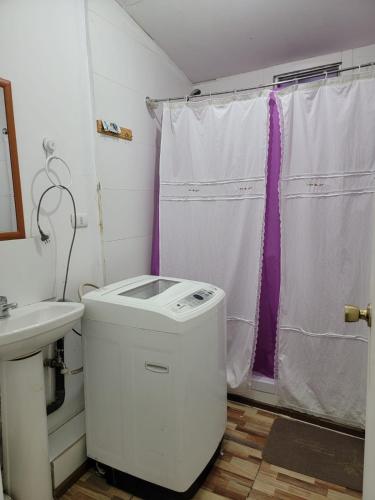 Bilik mandi di Hostal Pura Vida