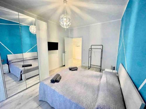 een slaapkamer met een groot bed en een spiegel bij BILOCALE CONFINE LOANO-BORGHETTO 250mt dal mare in Borghetto Santo Spirito