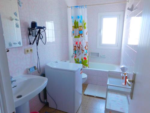 y baño con bañera, aseo y lavamanos. en GMID IMMO Apartment Mas Oliva, en Roses