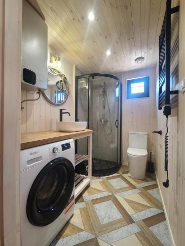 łazienka z pralką i prysznicem w obiekcie Morska Przystań Pilëce w Jastrzębiej Górze