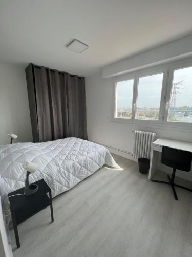 מיטה או מיטות בחדר ב-Urban loft Lorient centre