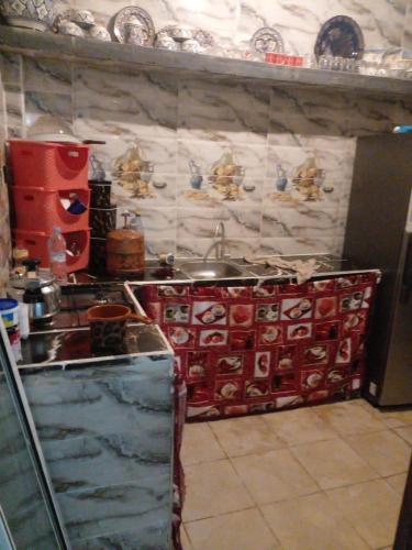 eine Küche mit einer Theke mit Geschirr an der Wand in der Unterkunft Wad fes hay Molay Driss GH14 in Fès