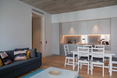 sala de estar con sofá y mesa en FLH Intendente Relaxing Apartment en Lisboa