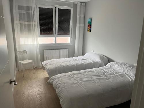 2 camas individuales en una habitación con ventana en Salgeta Reformado amplio y acogedor con wifi, en Barakaldo