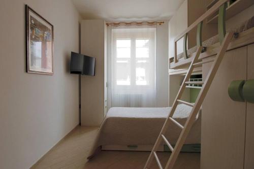 ein kleines Schlafzimmer mit einem Etagenbett und einer Treppe in der Unterkunft Refrésh House in Brindisi