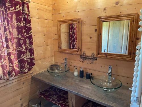 Baño con 2 lavabos en una cabaña de madera en Chalet familial - Pyrénées, au cœur des 3 stations, en La Cabanasse