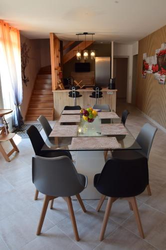a dining room with a table and chairs at ô temps de l'escapade in Saint-Père-sur-Loire