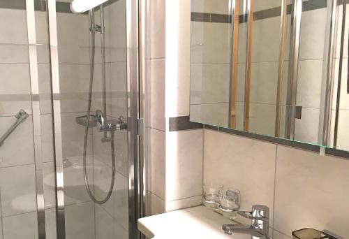 Kylpyhuone majoituspaikassa Monami Apartments Klosters, Apt. Hus Promenade