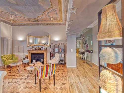 - un salon avec une table et une cheminée dans l'établissement @ Home Hotel Locarno, à Locarno