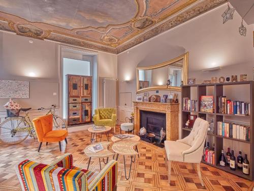 een woonkamer met meubilair en een open haard bij @ Home Hotel Locarno in Locarno