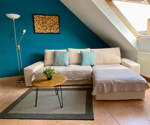 ein Wohnzimmer mit einem Sofa und einem Tisch in der Unterkunft Ferienwohnungen Dehn in Bad Dürkheim