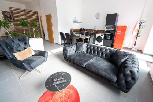 Ruang duduk di LOFT LA MINE D'OR - Parking gratuit et privé - Wifi - Tout équipé - Machine à laver
