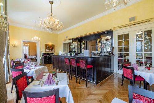 a restaurant with tables and chairs and a bar at Hapimag Ferienwohnungen Bad Gastein in Bad Gastein