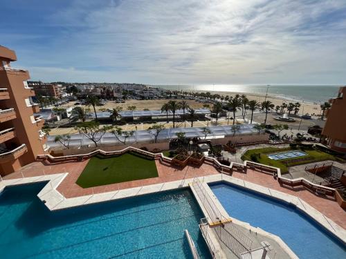 una vista aérea de un complejo con piscina y playa en Mirador de Sanlucar 6, en Sanlúcar de Barrameda