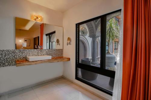 y baño con lavabo y espejo. en TRES79 Orizaba Curamoria Collection en Orizaba