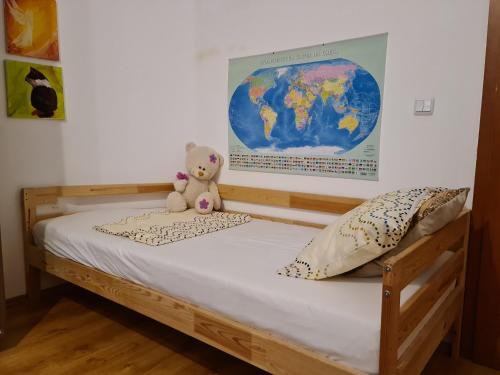 En eller flere senge i et værelse på Luxury apartment with Swimming pool , Lovely Garden , BBQ place